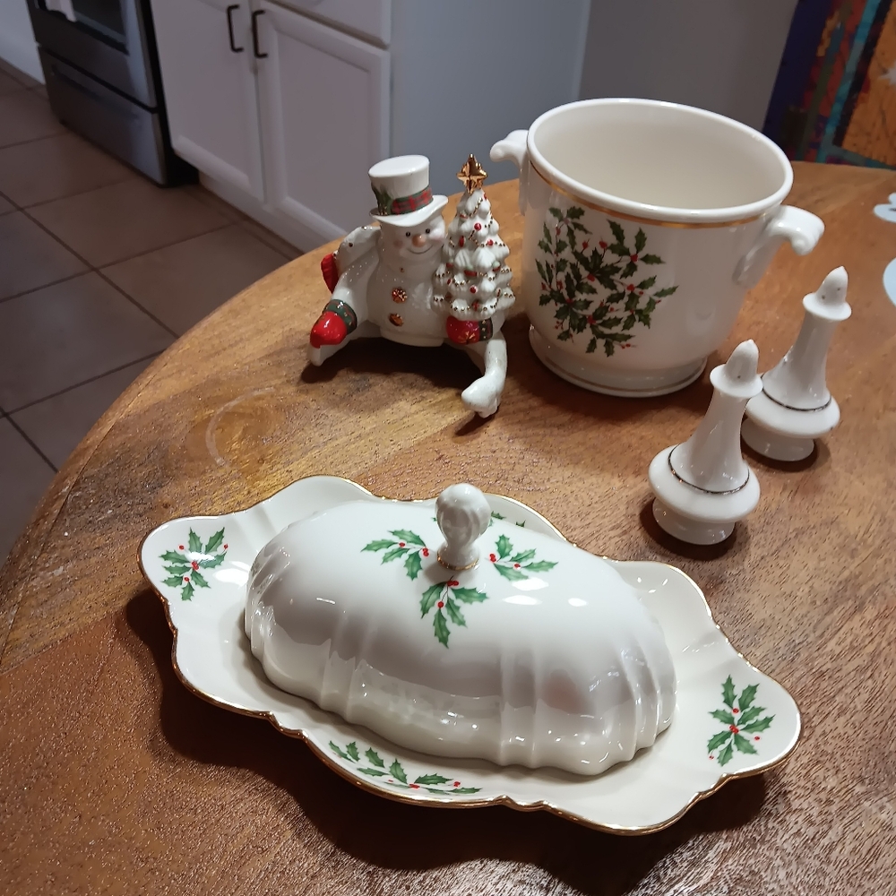 Lenox Christmas 2 piece butter dish